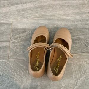 Tan tap shoes size 1.5. Was used for a couple of months but that’s it.